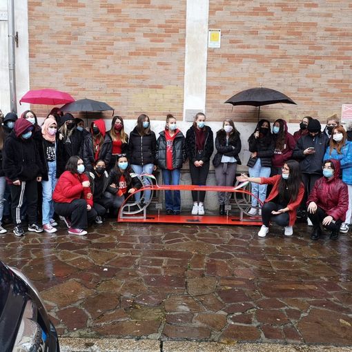 &quot;La strada della violenza si ferma qui&quot;: inaugurate due panchine rosse all'Artom di Asti e Canelli (FOTOGALLERY)