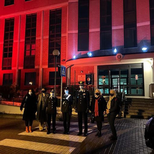 La caserma dei carabinieri si tinge di arancio in occasione della Giornata contro la violenza sulle donne (VIDEO)