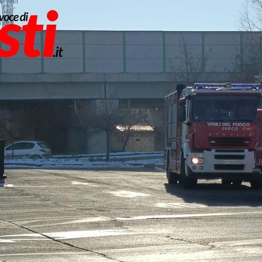 Mezzi dei vigili del fuoco nel parcheggio del &quot;Nuovo Borgo&quot;