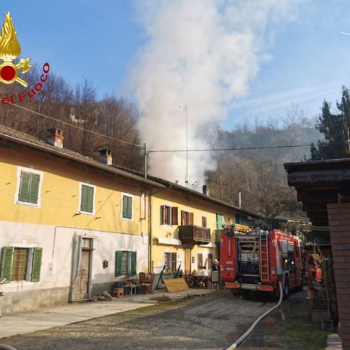 Mombercelli: a fuoco un deposito legna. Lungo intervento dei vigili del fuoco