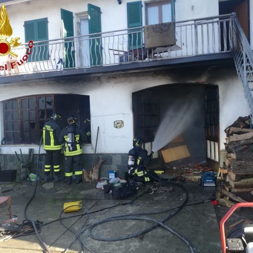 Intervento dei vigili del fuoco di Asti e Canelli per un incendio a Calamandrana