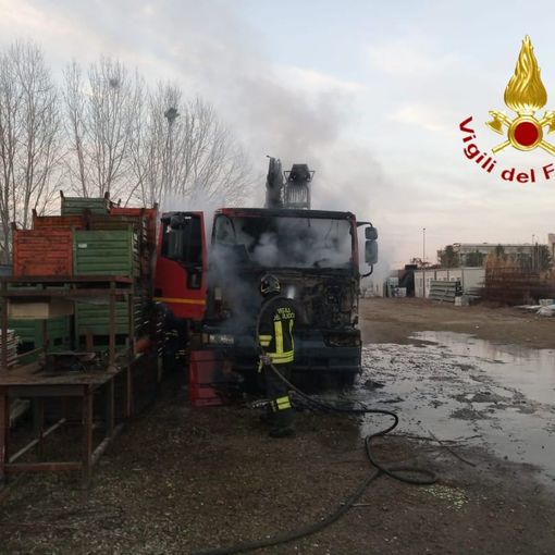 Asti: prende fuoco un camion che trasporta ferro. Lungo intervento dei vigili del fuoco