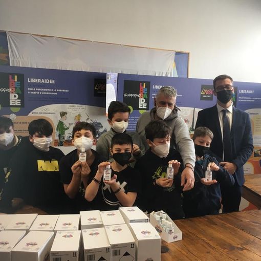 Trento e Giroldo con alcuni allievi dell'Istituto comprensivo