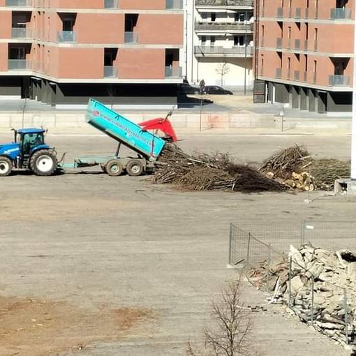 Le immagini dei rifiuti in piazza Cosma Manera (ex piazza d'Armi) cui fa riferimento la nota stampa di Ambiente Asti