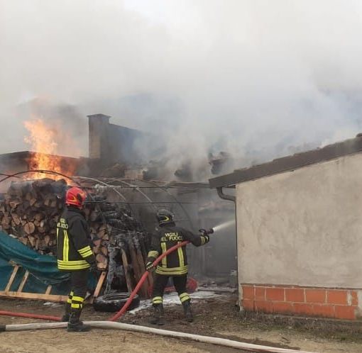 Mombaruzzo: vasto incendio in un deposito di attrezzature meccaniche