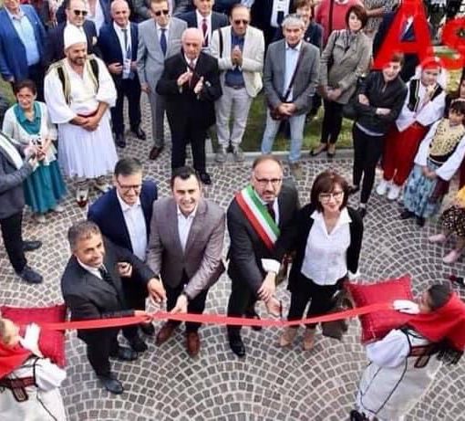 Immagine d'archivio dell'inaugurazione del centro culturale Albanese di Asti