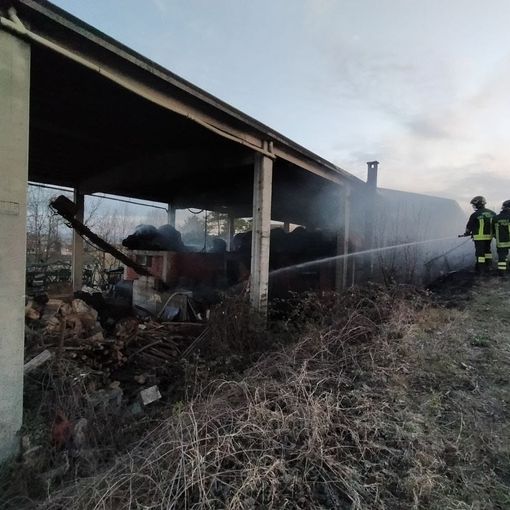 Agliano: grave incendio in un fienile. Salvi gli animali, grazie ai vigili del fuoco