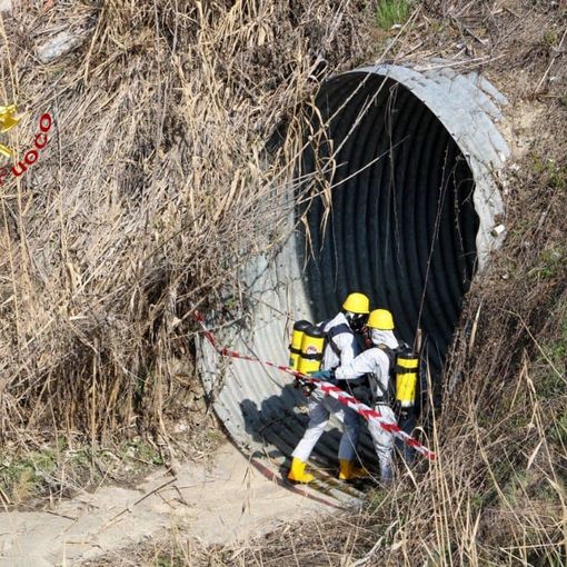 Spettacolare esercitazione dei vigili del fuoco nel condotto fognario di via Buozzi  (FOTOGALLERY)