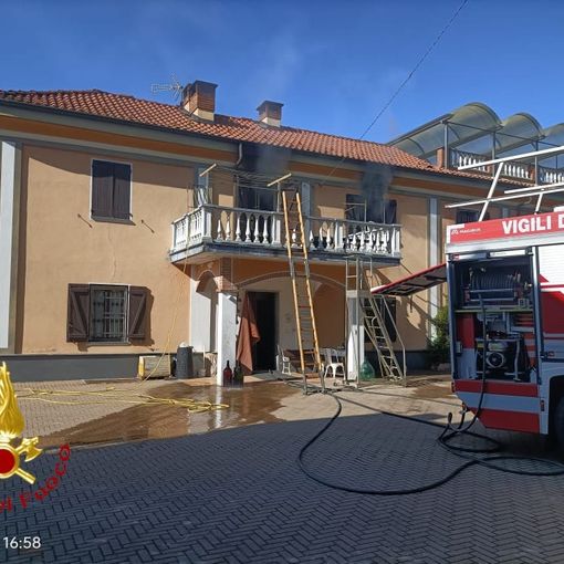 Esteso incendio in un'abitazione alla Boana. Sul posto i vigili del fuoco
