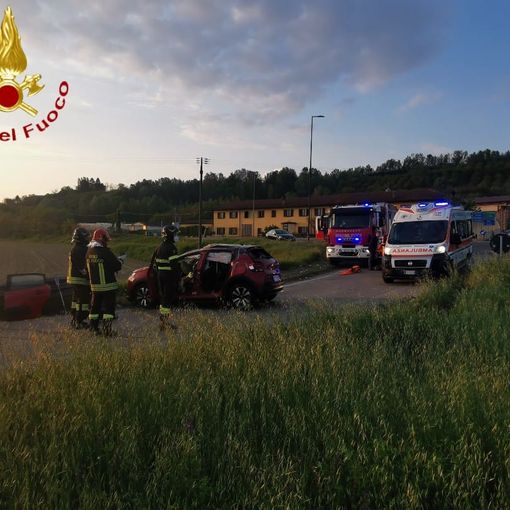 Auto ribaltata al raccordo tangenziale della Boana: due feriti