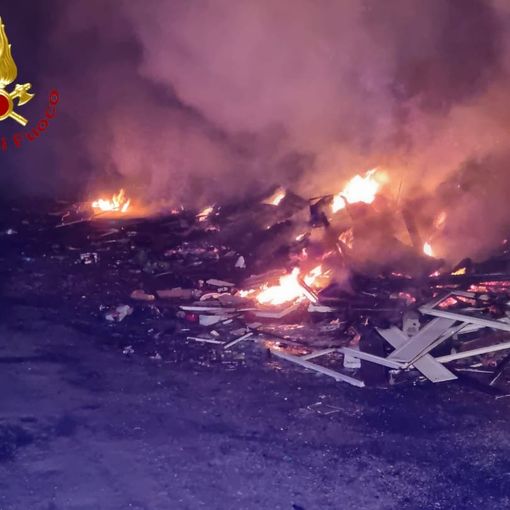 Ennesima notte di fuoco al campo nomadi di via Guerra: i pompieri al lavoro dalle 3 del mattino per tutto il giorno (FOTO E VIDEO)