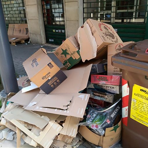 Un cumulo di immondizia abbandonata nella via