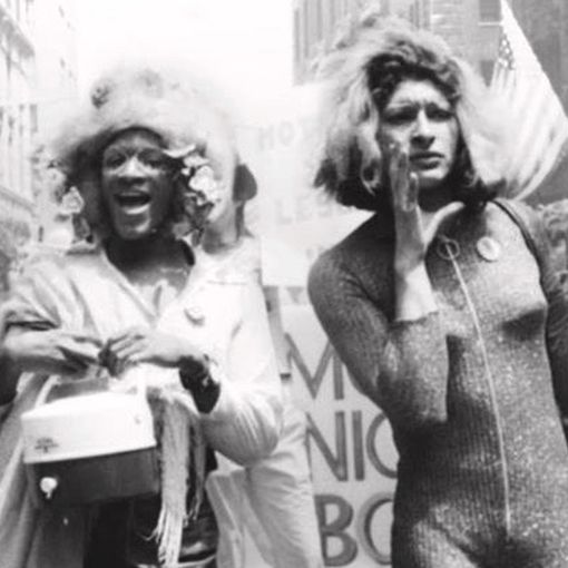 Marsha P Jhonson e Sylvia Rivera, le trans che hanno animato la notte di Stonewall e sono riconosciute come le persone che hanno dato vita al movimento LGBTQI+, prima negli USA e poi nel mondo