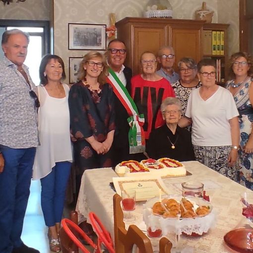Numerose immagini dei festeggiamenti in onore della neo centenaria costigliolese