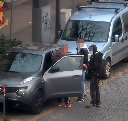 Spacciava droga davanti alle scuole: la Polizia smantella smercio di cocaina e arresta quattro persone (FOTO E VIDEO)