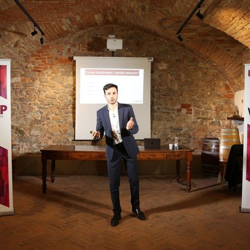Vuoi dare maggiore visibilità ai tuoi vini e alla tua cantina e incrementare le tue vendite? Con i corsi dal vivo di Wine Me Up è possibile!