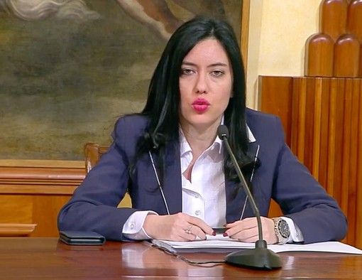 Conferma del Ministro Azzolina: a settembre a scuole con metà in classe e metà collegati via internet