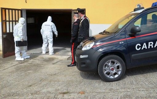 Il cortile e il garage dell'abitazione di Castiglione Tinella, teatro del pestaggio ai danni del 39enne Il cortile e il garage dell'abitazione di Castiglione Tinella, teatro del pestaggio ai danni del 39enne