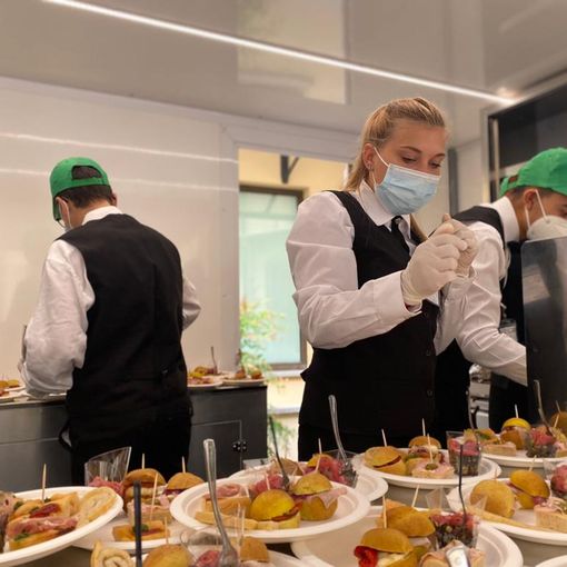 Studenti e diplomati del Penna al lavoro sull'Agrivan Gourmet Cia