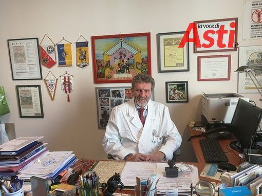 Il dottor Marco Aguggia nel suo studio all'ospedale Cardinal Massaia
