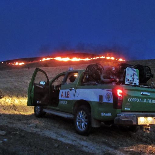 Mezzi dell'AIB Piemonte impegnati contro gli incendi boschivi nel sud Italia