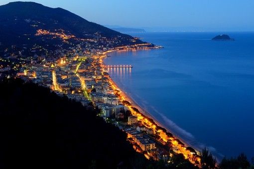 Veduta notturna di Alassio