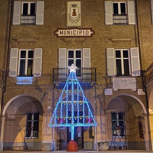 Albero di Natale 2020 di Castelnuovo Belbo davanti al Municipio