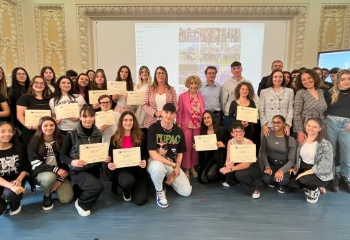 Gli studenti coinvolti con la dirigente scolastica Stella Perrone