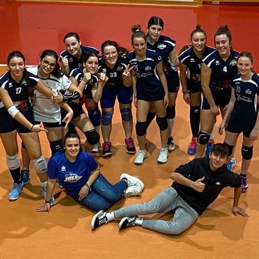 Le allieve U16 con Eliana (a terra, seduta)