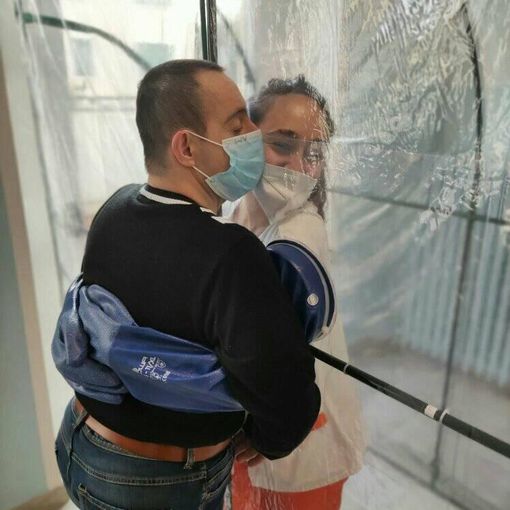 All'Anfass di Asti, la stanza degli abbracci donata dagli alpini. Un ospite bacia e abbraccia la sua operatrice