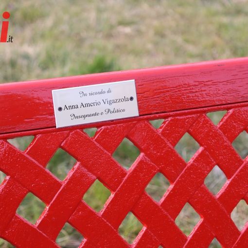 La festa della donna porta ad Asti la panchina rossa dedicata ad Anna Amerio Vigazzola [FOTO]