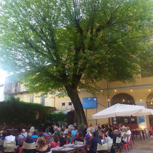 Una favola per adulti alla Biblioteca Monticone di Canelli per gli Aperitivi letterari