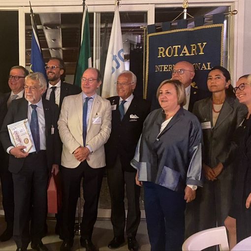 Il governatore Arlandini, al centro con il presidente Florio, insieme al segretario distrettuale Tullio Vernazza e ad alcuni componenti del direttivo del Rotary Club Asti