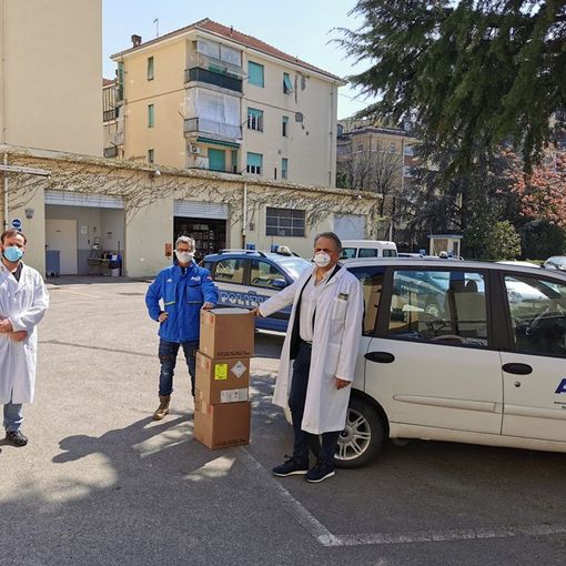 Alla Questura di Asti in dono da Arpa Piemonte gel igienizzante, la farmacia Sanitas ha donato 100 mascherine
