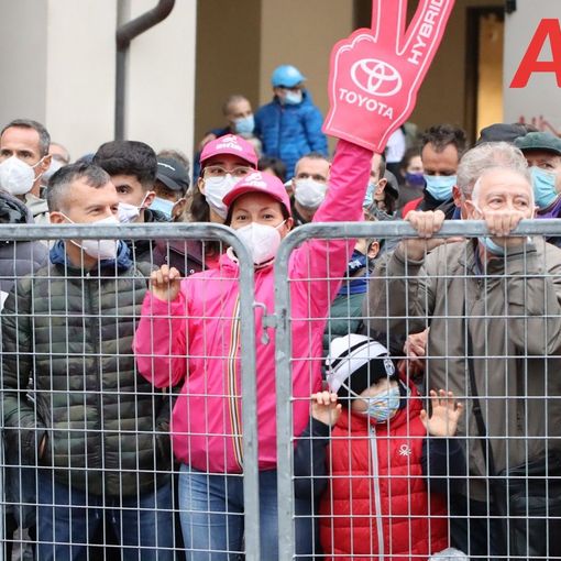 Folla ad Asti in attesa dell'arrivo del Giro d'Italia