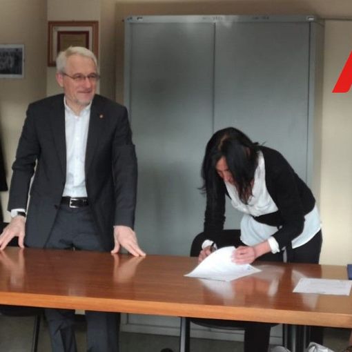 La firma tra il preside Calcagno e la dottoressa Modonese