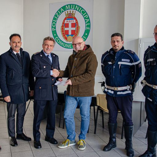 La cerimonia di consegna del ricavato della lotteria