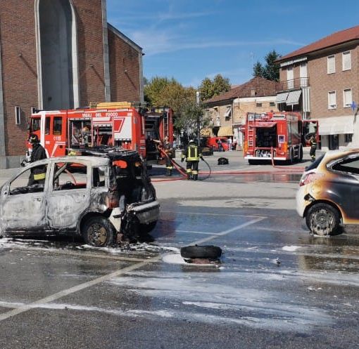 A Castagnole Lanze prende fuoco una macchina. L'incendio coinvolge altre due auto