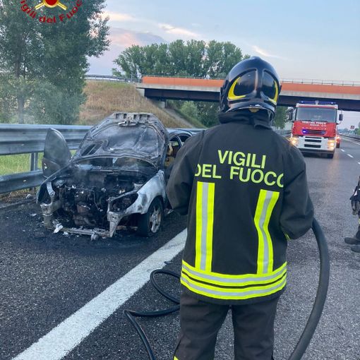 Prende fuoco auto sulla A33, nei pressi di Castagnito. Nessun ferito