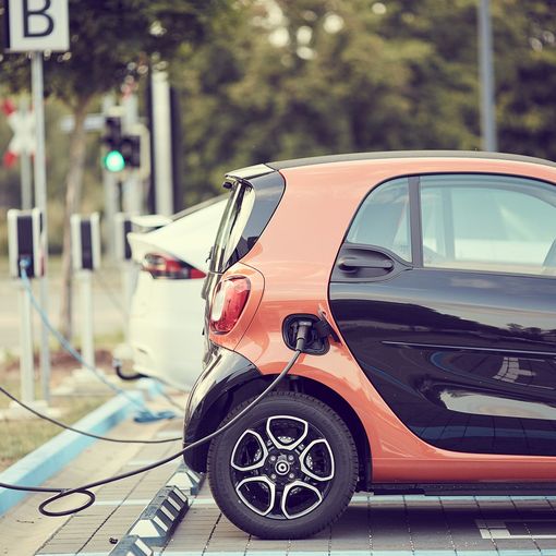 Perchè acquistare un'auto ibrida o elettrica nel 2021