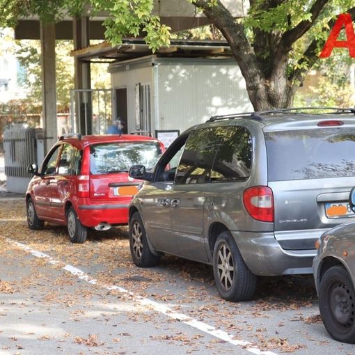Auto in fila all'hotspot di viale Pilone