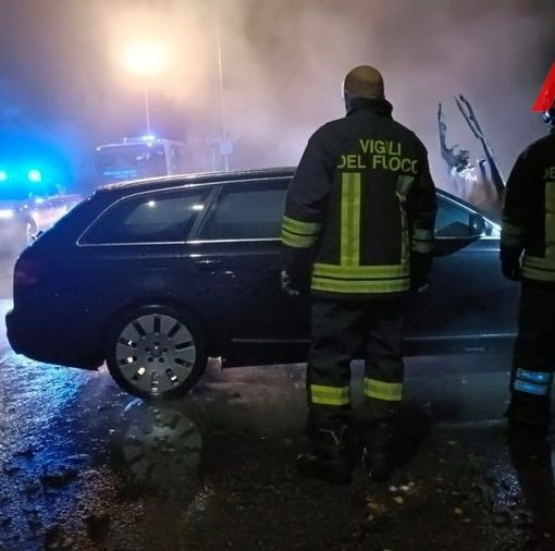 In foto il penultimo incendio auto a San Fedele
