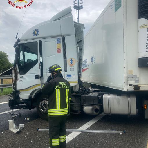 Code tra Asti e Villanova Barriera sulla Torino Piacenza per perdita di gasolio di un camion