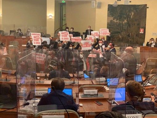 Gioco d'azzardo, bagarre in Consiglio regionale: arriva il &quot;canguro&quot; e le opposizioni occupano l'aula