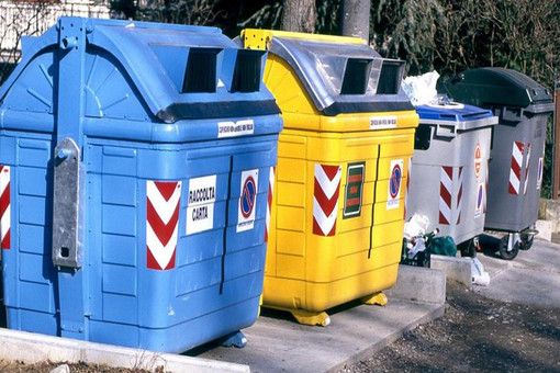 Bidoni per la raccolta differenziata dei rifiuti