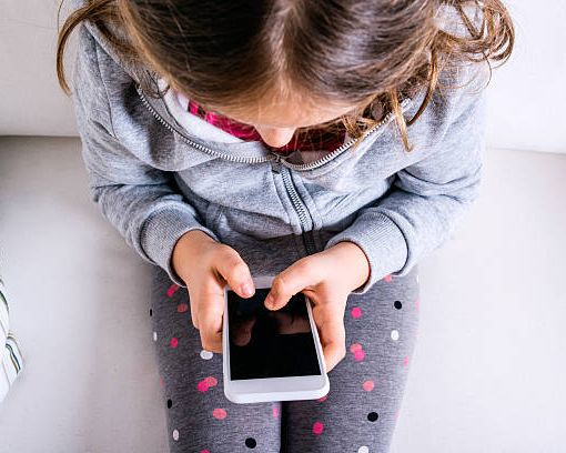 Una bimba sola con il suo telefono. A Villanova d'Asti nuova sfida social