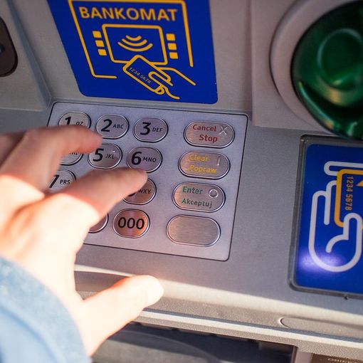 Asti: quarantenni prelevavano denaro da un bancomat rubato. Denunciati dalla Polizia