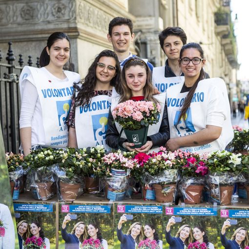 Volontari AIRC ritratti durante una precedente edizione dell'iniziativa