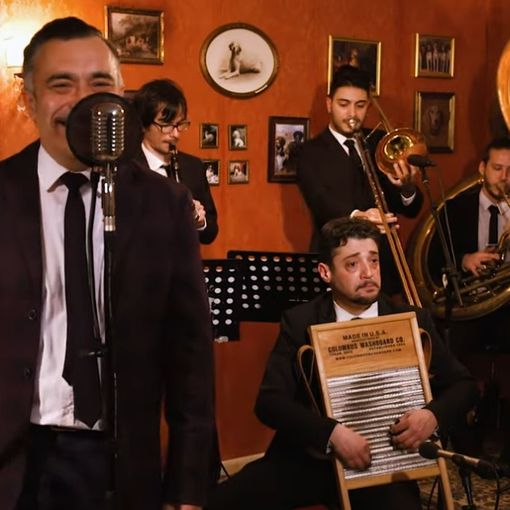 Da questa sera Asti è capitale della cultura con AstiTeatro. Si parte con la BandaKadabra