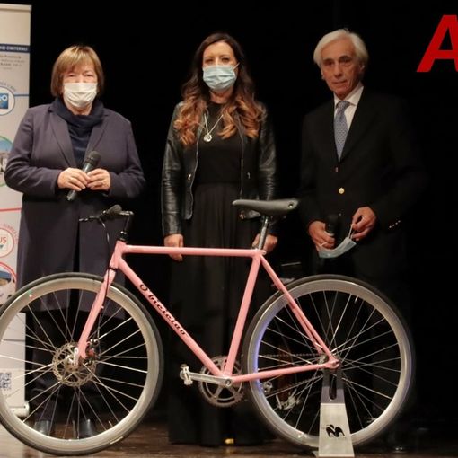 La presentazione delle bici al Teatro Alfieri